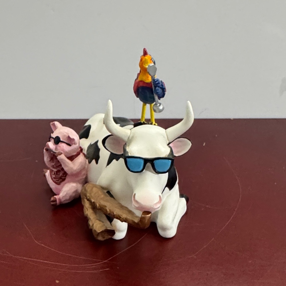 CowParade "Mixed Plate Blues" figurine, model #9141 (retired) 2001 - Picture 6 of 9